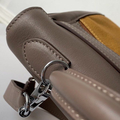 H**mes-lakis-kelly-32-2