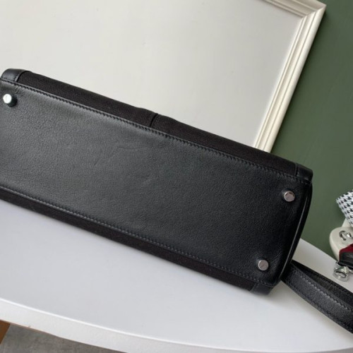 H**mes-lakis-kelly-32-3