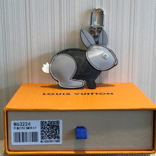 l0*is-V*t0n-key-charm-2