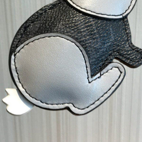 l0*is-V*t0n-key-charm-2