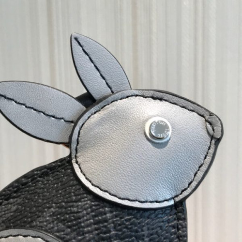 l0*is-V*t0n-key-charm-2