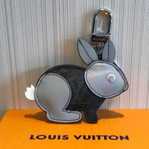 l0*is-V*t0n-key-charm-2