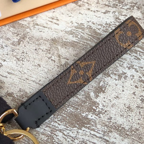 l0*is-V*t0n-key-ring-3