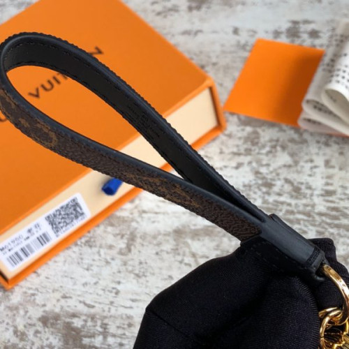 l0*is-V*t0n-key-ring-3