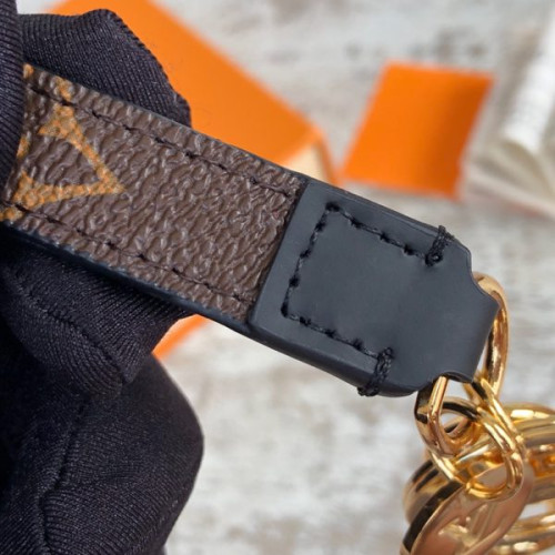 l0*is-V*t0n-key-ring-3