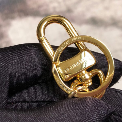 l0*is-V*t0n-key-ring-7