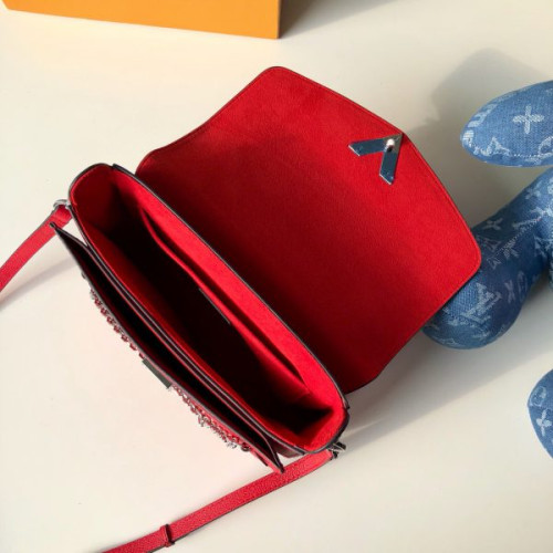 l0*is-V*t0n-saddle-bag