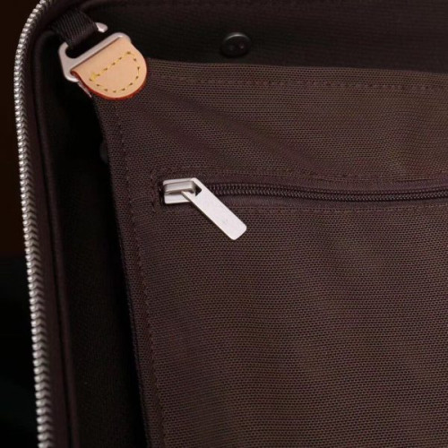 l0*is-V*t0n-travel-box-3