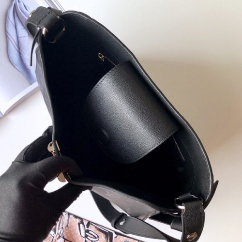 l0*is-V*t0n-very-hobo-bag-2